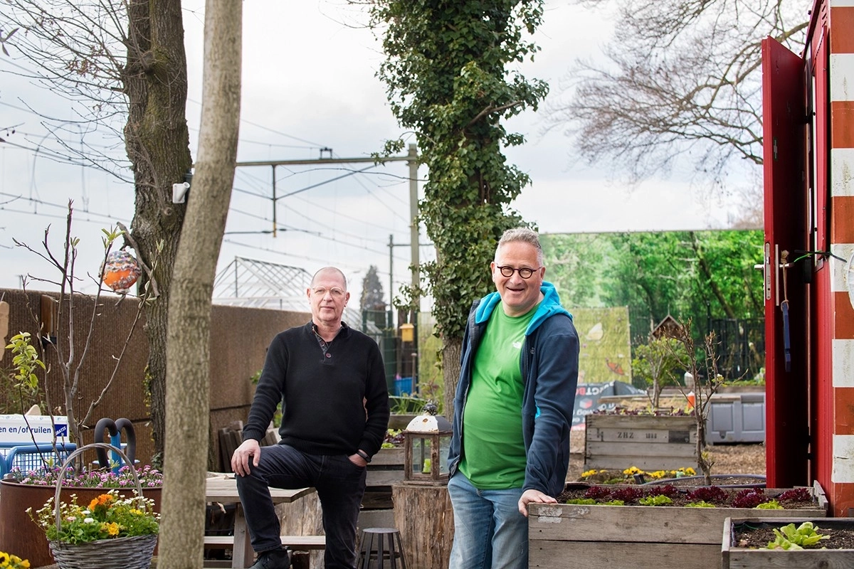 Karel de Lau (links) en Michel Lintermans in Stationspark Deurne.