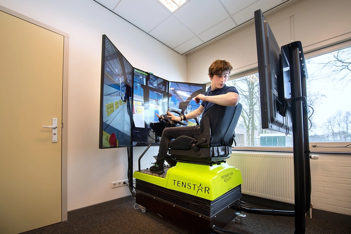 Nieuwe heftrucksimulator van De Korenaer Deurne maakt leren leuk
