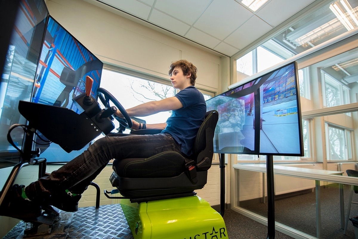 Nieuwe heftrucksimulator van De Korenaer Deurne maakt leren leuk